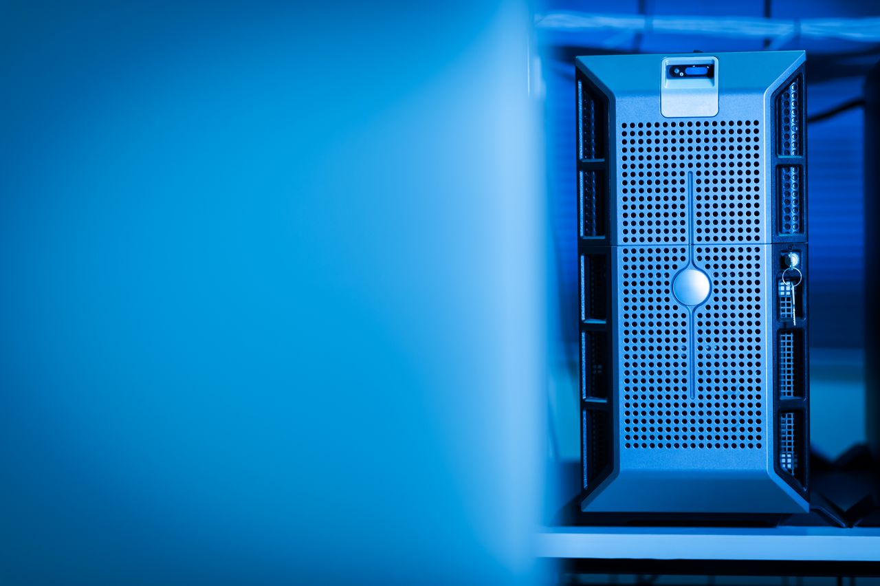 Pourquoi utiliser une adresse e-mail professionnelle pour son entreprise ? Close-up of a modern server unit in a blue-lit data center environment.