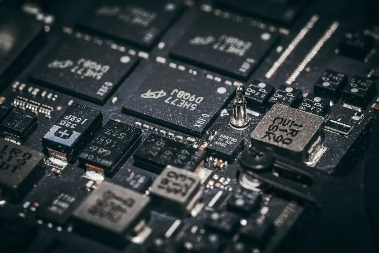 Nos Services Detailed close-up of electronic microchips on a circuit board, showcasing technology and engineering intricacies.